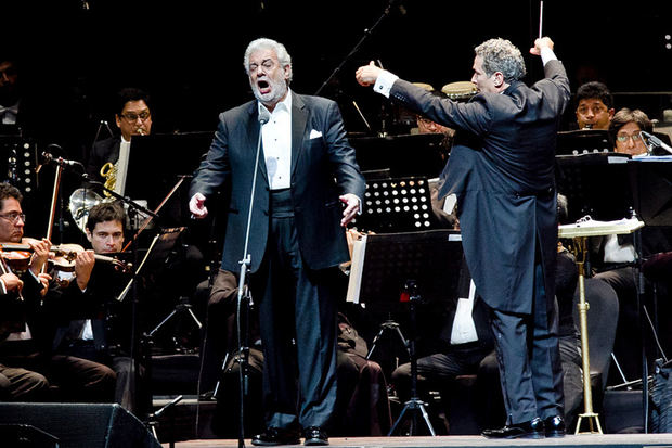 Tenor Plácido Domingo une a miles de personas en concierto benéfico en México