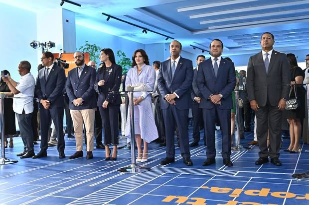 Samuel Pereyra y Noelia García de Pereyra, junto a los ejecutivos de Banreservas, durante el lanzamiento de la feria inmobiliaria Expo Hogar 2025.