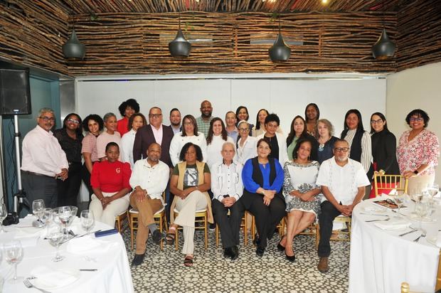 Ejecutivos de la Fundación Sabores junto a los participantes en el encuentro.