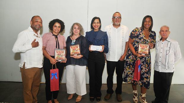 Ejecutivos de la Fundación Sabores junto a maestros de gastronomia y turismo de varias universidades.