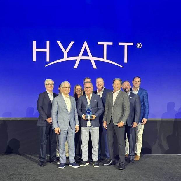 Ejecutivos del Hyatt al recibir el premio.