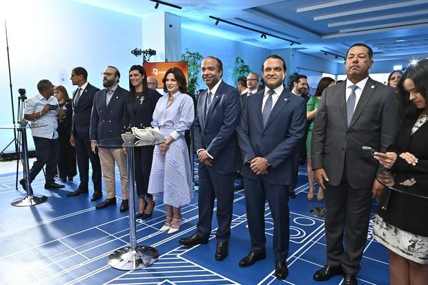 Samuel Pereyra y Noelia García de Pereyra, junto a los ejecutivos de Banreservas,
durante el lanzamiento de la feria inmobiliaria Expo Hogar 2025.