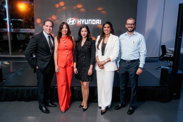 Edy Báez, Gerente de Ventas Hyundai; Arileidy Trinidad, Coordinadora de Financiamiento y Seguros; Michelle Gómez, Gerente de Mercadeo; Verenice Canela, Gerente de Financiamiento y Seguros y Juan Pimentel, CFO Grupo Magna.