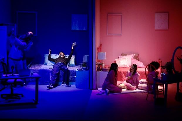 La Cuarta Temporada de Teatro Banreservas presentó la comedia dramática, “El amor al otro lado de la pared”, en la Sala Ravelo del Teatro Nacional.