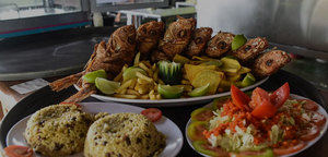 El Anzuelo ofrece una variedad de platos con pescados