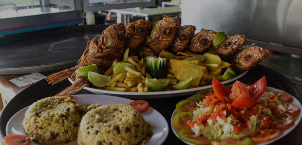 El Anzuelo ofrece una variedad de platos con pescados