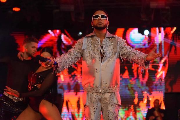 El bachatero Elvis Martínez, durante su actuacion en el concierto Un Camarón en la Arena