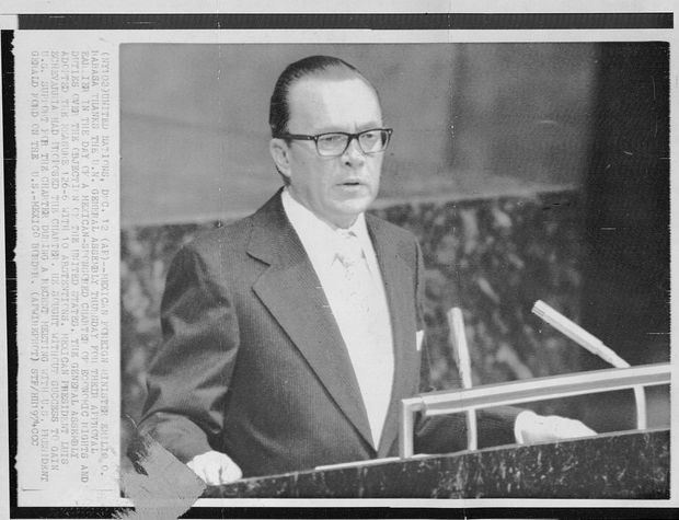 El canciller de  México saluda al Dr. Gómez Bergés.