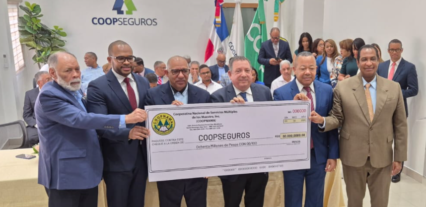 El cheque simbólico de 80 millones de pesos es mostrado a los medios de comunicación para anunciar el encuentro.