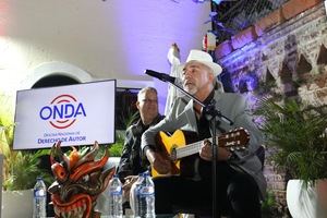 El compositor y cantante Charlie Mosquea actúa durante el acto efectuado en La Vega.