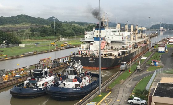 Un barco cruza el Canal de Panamá, una de las rutas comerciales más transitadas del mundo.