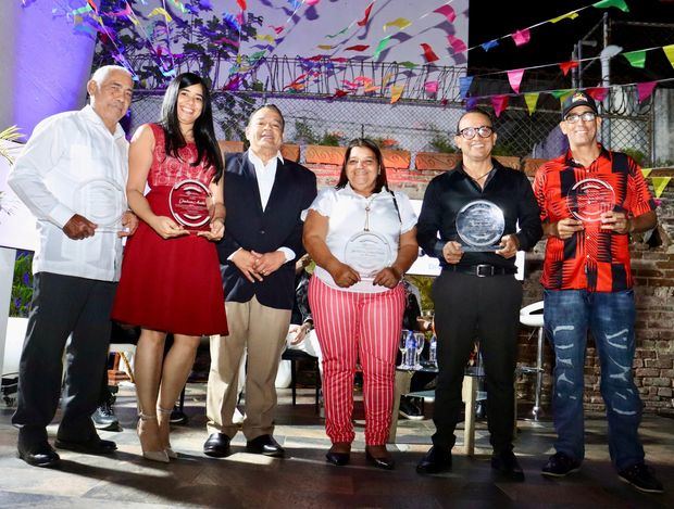 El director general de la ONDA junto a las personalidades reconocidas en La Vega.