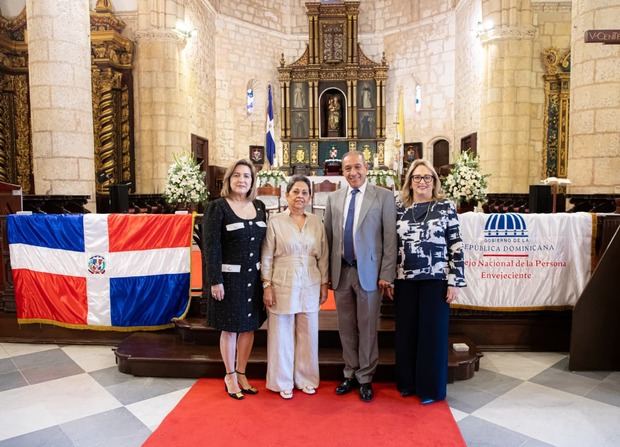 El Dr. Demetrio Vicente acompañado de representantes del Voluntariado Banreservas y de AFP Popular.