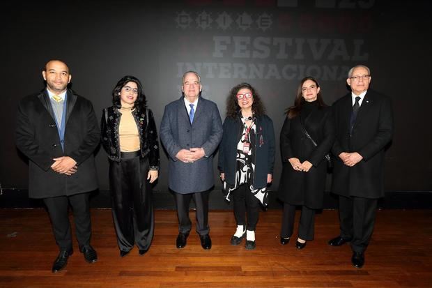 El embajador, Juan Cohen (centro) junto con invitados al Festival.