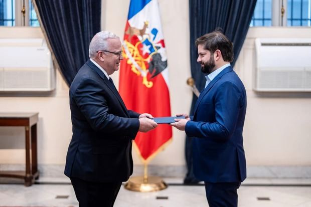 El embajador Juan Cohen Sander (izquierda) entrega cartas al presidente de Chile, Gabriel Boric Font.