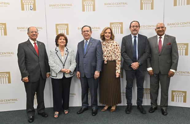 El gobernador del Banco Central RD, Héctor Valdez Albizu, junto a Emily Tueni y Luis Toirac, autores de los libros presentados y otros funcionarios de la institución financiera estatal.