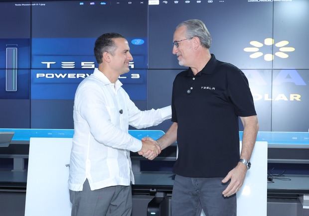 El ingeniero Carlos Grullon, lider de Raas Solar, se saluda con el senor Kris Koch, de Tesla..