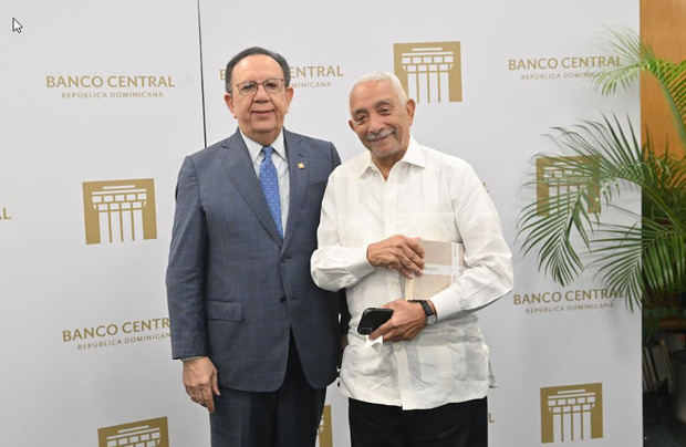 El maestro Rafael Solano y el gobernador del Banco Central RD, Héctor Valdez Albizu.