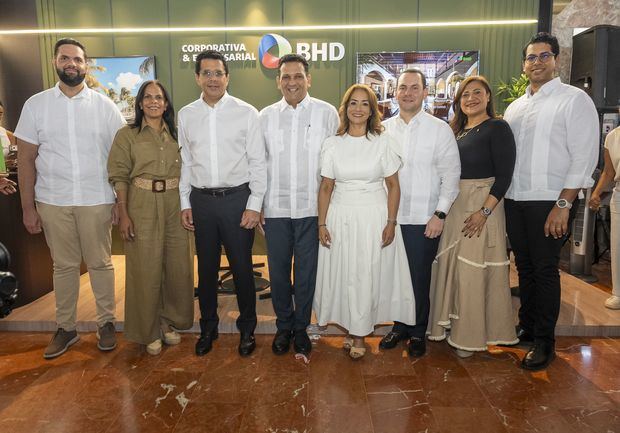 El ministro de Turismo, David Collado, visita el stand del Banco BHD.
