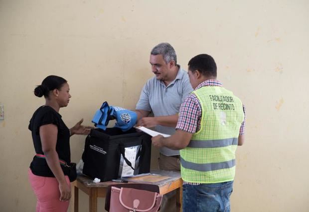 Este domingo la República Dominicana celebra las primeras elecciones primarias de su historia, pero las evidencias de que es la víspera de una cita con las urnas son escasas. En las calles de la capital este es un sábado como cualquier otro. Dios dirá lo que pase mañana.