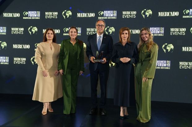 De izquierda a derecha, los señores Ana Idalia Grullón, Carolina Mejia, José Mármol, Patricia de Moya y Dinorah Grullón.