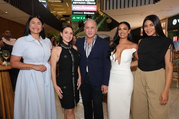 Elianta Quintero, Katyuska Licairac, Alex Macias, Lizbeth Santos y Gabriela Melo
