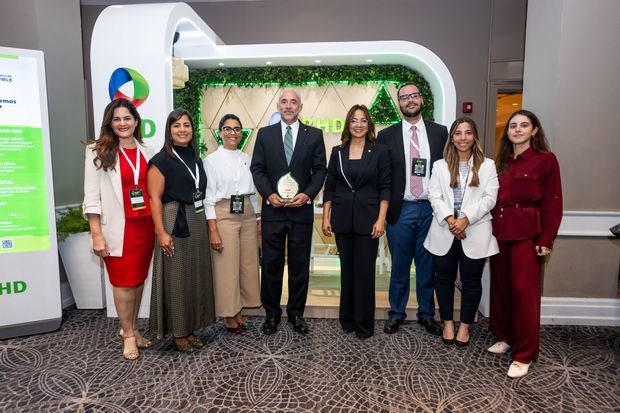 Elizabeth Rojas, Cristina Bello, Kirssys Abreu, Fidelio Arturo Despradel, Josefina Navarro, Luis Vásquez Franjul, Pamela Pérez Nadal y Lía García.