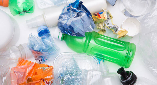 Inician en Los Minas plan piloto para reducir el uso de empaques plásticos.