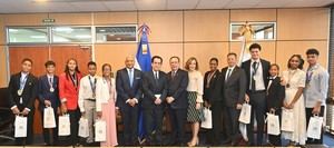 Valdez Albizu recibe a embajador Tony Raful y estudiantes dominicanos 