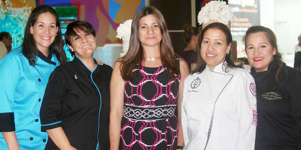  Luisa Féliz, directora general del Grupo Buen Vivir, en compañía de  chefs participantes.