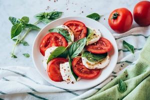 Una ensalada clásica y deliciosa: La Caprese Italiana