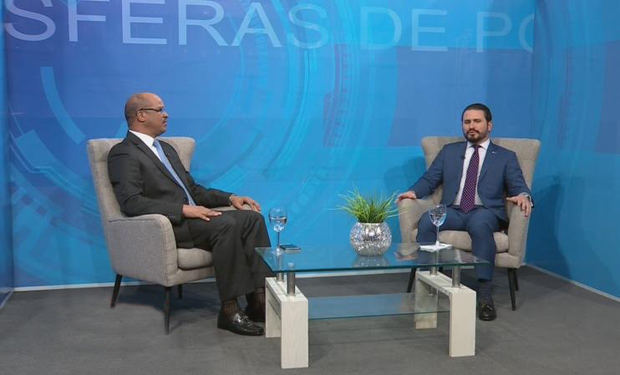 Licenciado Guillermo Julián es entrevistado por el periodista Federico Méndez, en el programa Esferas de Poder.