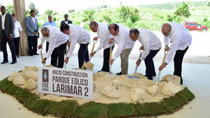 Danilo Medina da primer palazo parque eólico Larimar 2 en Barahona