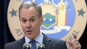 Schneiderman mantiene silencio en su último día como fiscal de Nueva York