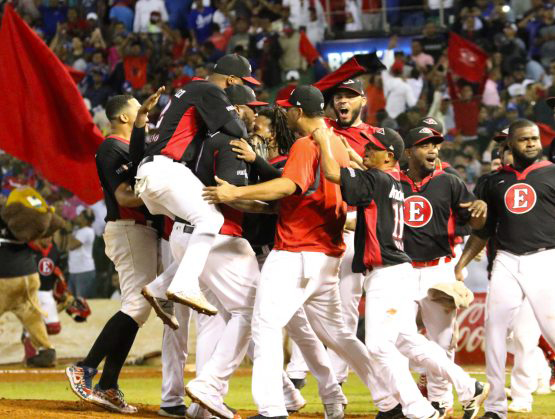 Leones remontan en el octavo y provocan triple empate.