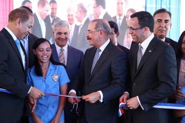 Entrega de escuelas con la presencia del presidente Medina