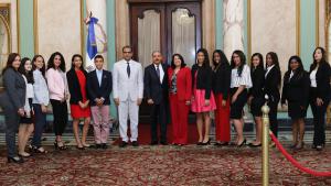 Estudiantes dominicanos meritorios en España visitan al presidente Medina 