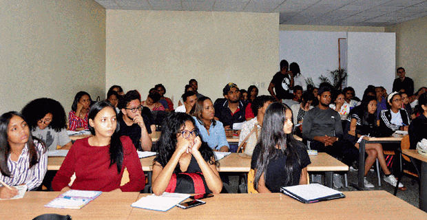 Estudiantes de arquitectura durante la charla - taller celebrada en la Universidad Nacional Pedro Henríquez Ureña.