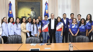 Luis Abinader recibe a estudiantes dominicanos que participarán en el NASA Human Exploration Rover Challenge 2025