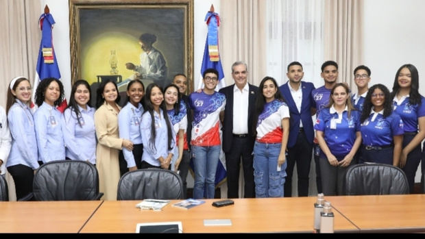 Abinader apoya a estudiantes en reto de NASA.