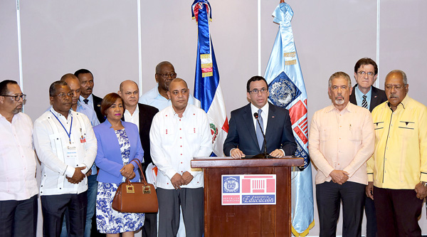 Ministro Navarro durante la presentación del informe