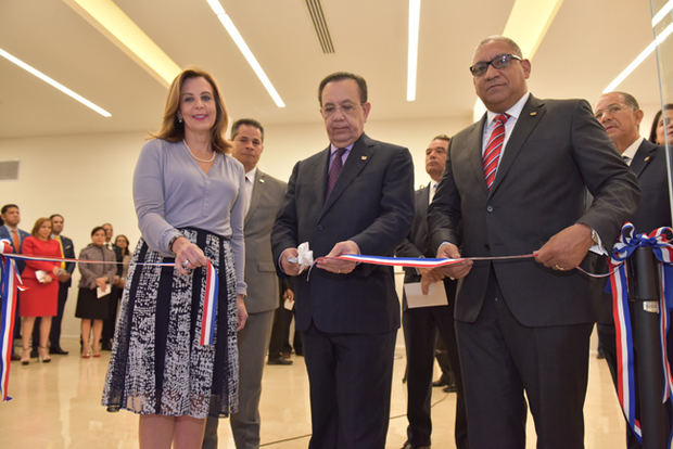 El gobernador del BCRD, Héctor Valdez Albizu, inauguró la exposición 