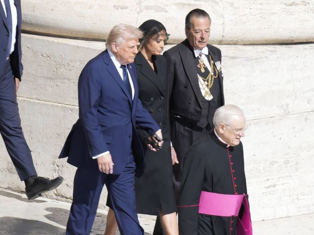 Reinas y primeras damas destacan por su sobria elegancia en la ceremonia de despedida del Papa