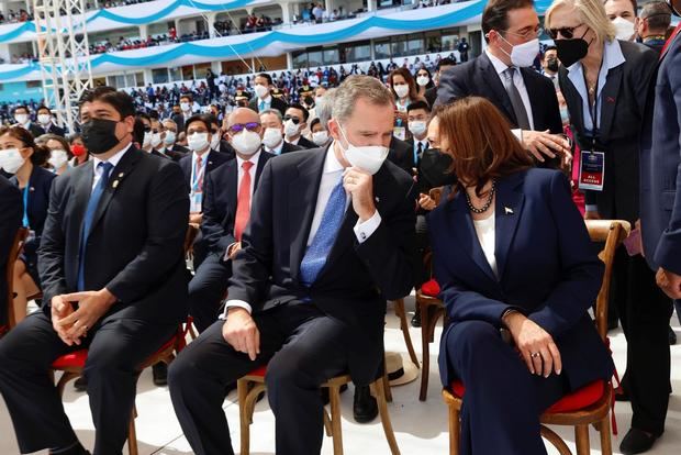 El rey Felipe VI de España (c) habla con la vicepresidenta de Estados Unidos Kamala Harris (d) durante la investidura de Xiomara Castro como presidenta de Honduras, en una ceremonia celebrada hoy jueves en el Estadio Nacional de Tegucigalpa.