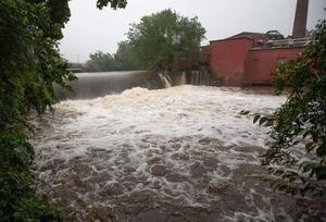 Henri pierde fuerza pero sigue amenazando el noreste de EE.UU. con lluvias