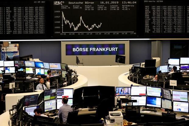 Agentes trabajan en la Bolsa de Fráncfort, Alemania.