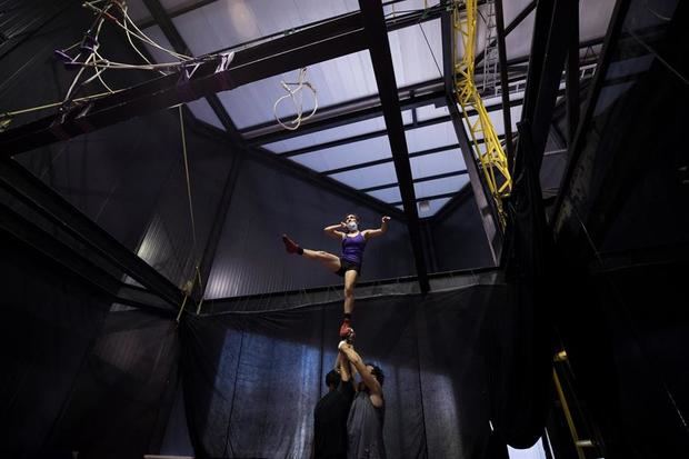 Integrantes del grupo teatral chileno Circa participan en un ensayo hoy, en Santiago, Chile.