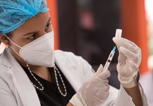 Una voluntaria prepara una dosis de la vacuna Sinovac con­tra la covid-19, en Santo Domingo, República Dominicana.