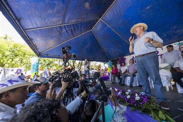 El candidato a la Presidencia de Guatemala por el partido Movimiento Semilla, Bernardo Arévalo (d), en una fotografía de archivo. 