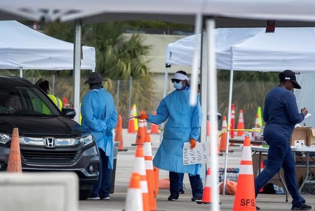 El jueves Florida cerró con 9,008 casos confirmados y hoy son 9,585, las muertes pasaron de 144 a 163 y las hospitalizaciones de 1,167 a 1,215, según el Departamento de Salud.